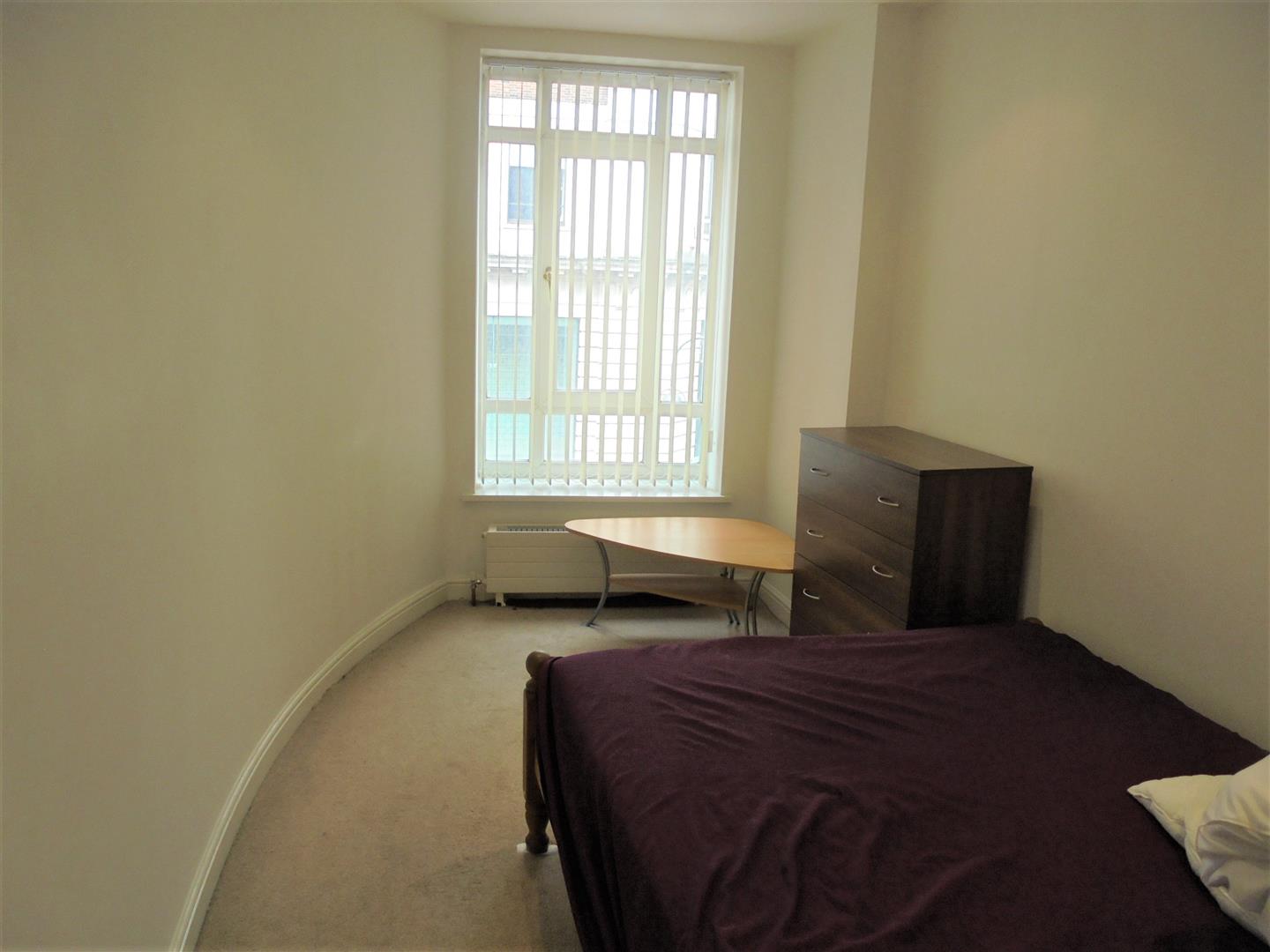 2 bed property in New Briggate, Leeds